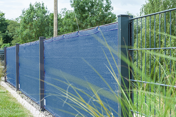 200_zaunblende_doppelstabmattenzaun_1 Handstraff gespannt an Doppelstabmatten