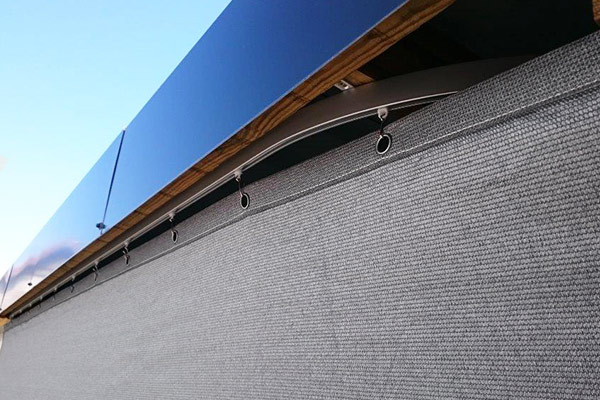 Der Wetterschutzvorhang für den Balkon und die Terrasse