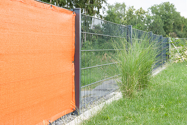 Guter Wind- und Sichtschutz am Gartenzaun