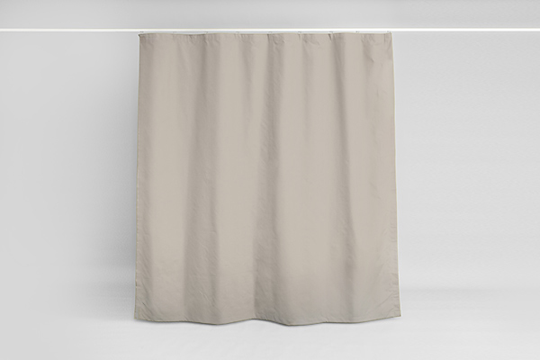 Großflächiger Sichtschutz: Gentle Outdoor-Vorhang nach Maß als Sicht- und Sonnenschutz in der Vollansicht. Volle Flächenansicht des Outdoor-Vorhangs Gentle nach Maß in Beige (geschlossener Zustand) vor neutralem Hintergrund zur Darstellung der Flächen-Optik.