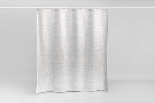 Maximaler Hitzeschutz: Speziell silber bedamftes Gewirk reflektiert die Sonnenstrahlen. Glatt gezogener Coolish Outdoor-Vorhang zur Reflexion von Sonnenstrahlen in Silber-Metallic vor neutralem Hintergrund.