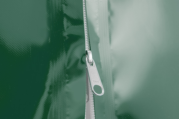 wetterschutzplane-gruen-reissverschluss wettergeschützt eingearbeitete Reißverschluss