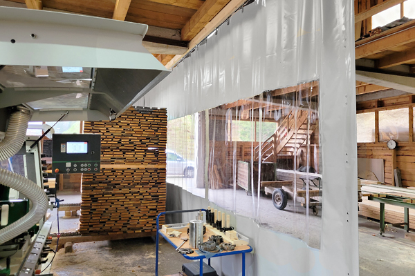 Arbeitsbereiche in großen Hallen mit Industrievorhängen beheizbar machen Arbeitsbereiche in großen Hallen mit Industrievorhängen beheizbar machen