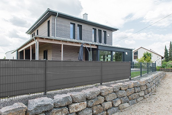 Zaunblende für Doppelstabmatten als Sichtschutz und Windschutz