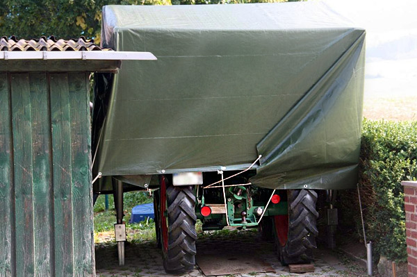 Zum Abdecken von Geräten in der Landwirtschaft