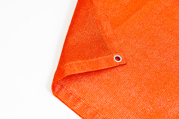 Schattiernetz - 140 g/m² - orange - 76 % Schattiernetz nach Maß mit Ösen Flächengewicht 140 g/m² in orange mit 76 % Schattierung.