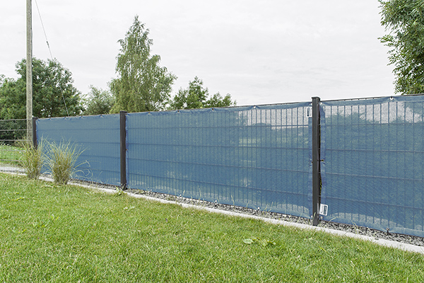 Sichtschutznetz 140 mit Ösen für Stabmattenzaun Sichtschutznetz 140 in hellblau an einem Stabmattenzaun mit 1 m Höhe