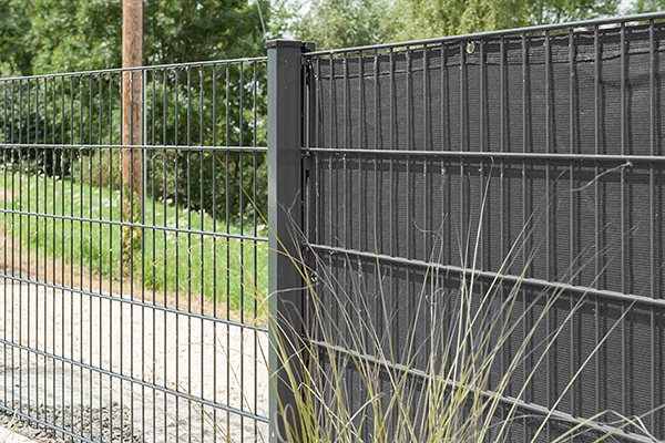 Je nach Stand der Sonne und Tageslichtsituation Blickdichte ca. 85-95%