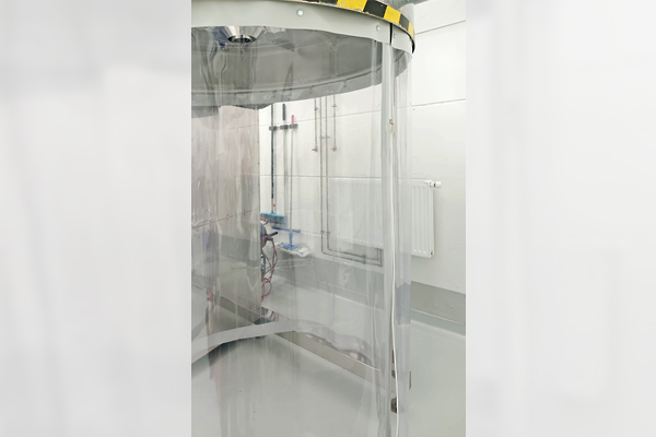 Transparenter Industrievorhang als Staubschutz für eine Absauganlage.