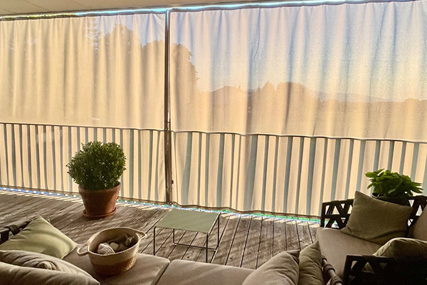 Outdoor-Vorhang in Beige - Innenansicht eines Balkons