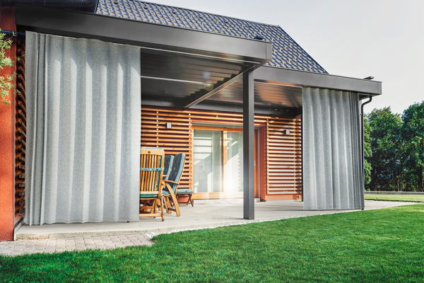 Exklusives Ambiente: Verwandeln Sie Ihre Terrasse mit dem Outdoor-Vorhang Structure in ein edles Outdoor-Wohnzimmer. Moderne Terrasse mit grauen Outdoor-Vorhängen Structure als eleganter Raumteiler und Wetterschutz.