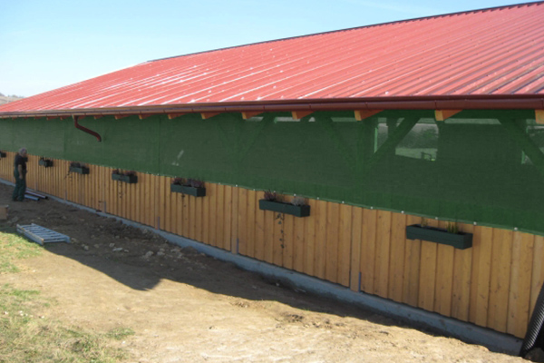 200_windschutznetz_massanfertigung_stall_scheune Auch für Stall und Scheune