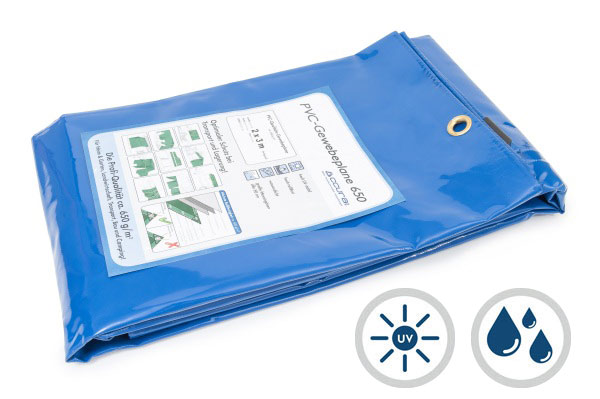 PVC-Abdeckplane mit Ösen in blau als wetterfeste Abdeckung wenn Lagerkapazitäten nicht ausreichen. Gefaltete PVC-Plane mit Ösen in blau.