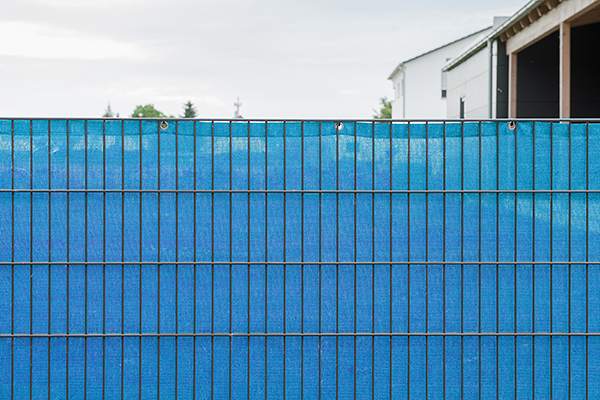 Sichtschutznetz 140 nach Maß für Stabmattenzaun Sichtschutznetz 140 in aquablau für deutliche Farbakzente im Garten