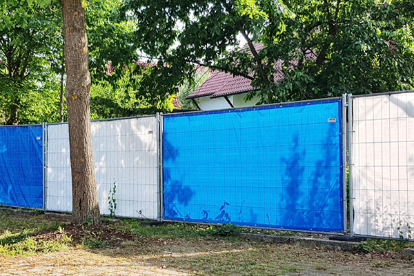 bauzaunplane_weiss_blau_sichtschutz_windschutz Bauzaunplane blickdicht und lichtdurchlässig