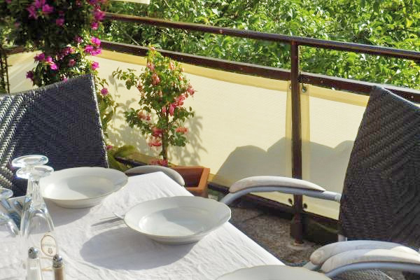 230_sichtschutznetz_nach_mass_balkonbespannung Balkonbespannung nach Maß mit Ösen für jedes Balkongeländer