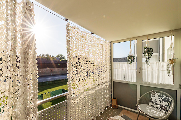 Aussenvorhang Camouflage als flexibel verschiebbarer Sonnenschutz Aussenvorhang Camouflage als Sonnenschutz auf einem Balkon