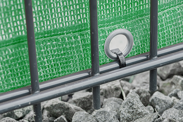 Windschutznetz-Befestigung am Zaun durch Kabelbinder