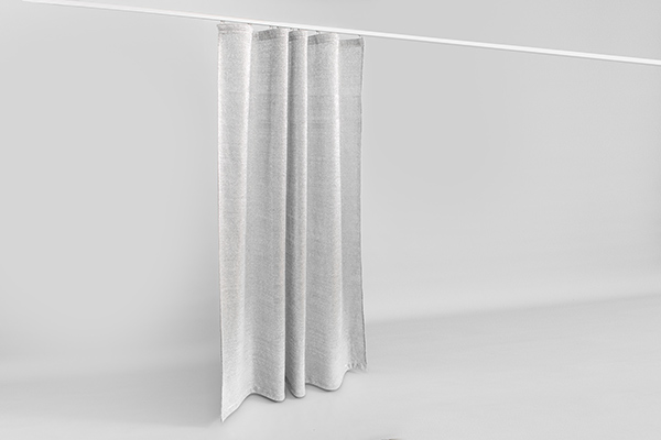 Hochwertige Optik: Der Coolish Vorhang im dekorativ gerafften Zustand. Vollansicht eines gerafften Coolish Outdoor-Vorhangs im Studio zur Darstellung des metallischen Glanzes bei unterschiedlichem Lichteinfall.