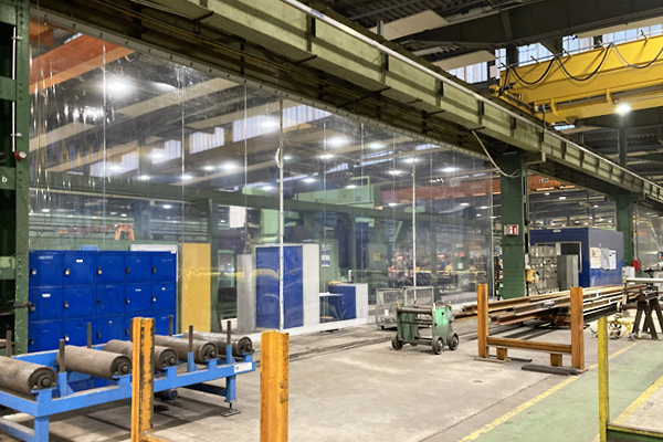 Feste Hallentrennung mit transparenten Industrievorhängen im Weichenwerk Witten