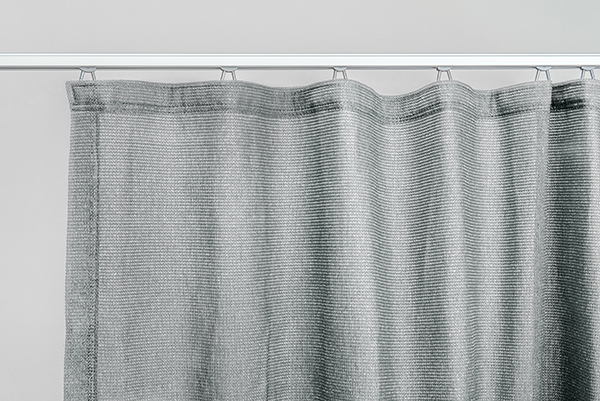 Zeitloses Grau: Der Fresh Sichtschutz-Vorhang nach Maß für moderne Außenbereiche. Grauer Outdoor-Vorhang Fresh in voller Flächenansicht; blickdichter Sichtschutz aus 200 g/m² Gewebe.