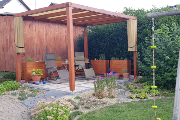 Effizienter Sonnenschutz für die Pergola: Der Vorhangstoff „Fresh“ in der Praxis
