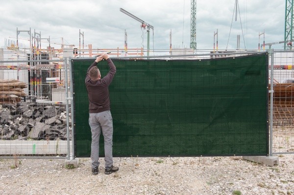 Sichtschutz für Bauzaun - Sichtschutznetze mit Ösen