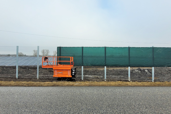 Sichtschutznetze in Solarparks: Effektiver Blendschutz endet über dem Boden
