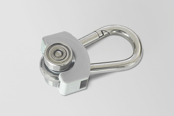 Profi-Edelstahl-Vorhangrolle mit stabilem Karabiner-Prinzip.