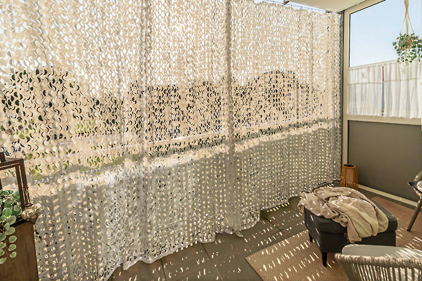 Der Outdoor-Vorhang schattiert als Sonnenschutz perfekt und verdunkelt kaum. Trotz Sonnenschutz herrschen durch den Camouflage auf dem Balkon noch sehr angenehme Lichtverhältnisse.