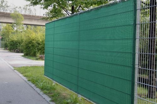 150_windschutznetz_rolle_gruen_stabmattenzaun_a Windschutznetz grün auf Rolle - 75 % Windschutz - 150 g/m² - am Stabmattenzaun