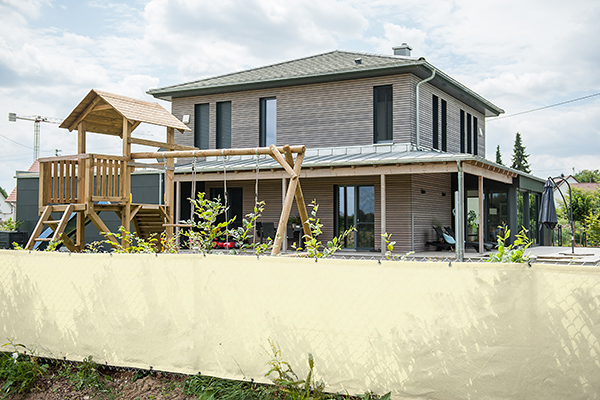 230_zaunblende_maschendrahtzaun_3 Zaunblende Maßanfertigung mit Ösen- 85% Schutz - 230 g/m² - am Maschendrahtzaun