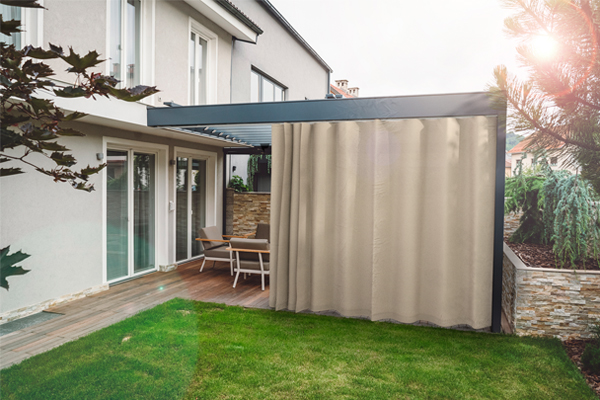 Moderner Sichtschutz für Ihre Terrasse: Der maßangefertigte Außenvorhang Smooth in Beige. Outdoor-Vorhang Smooth
