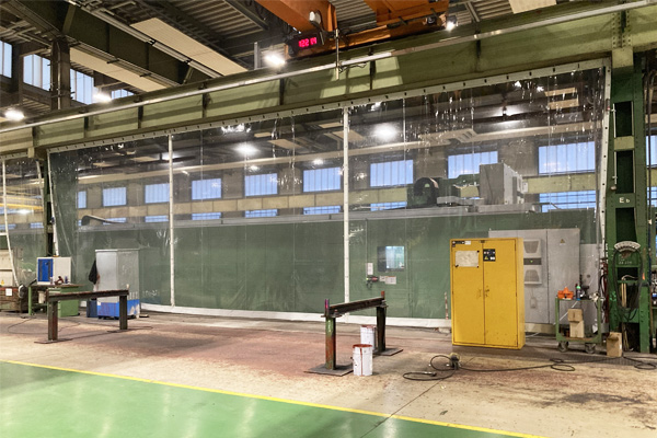 Hallenabtrennung transparent großflächig Hallenabtrennung transparent großflächig