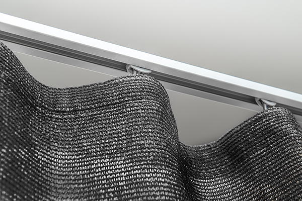 Maximaler Schatten: Schwarzes HDPE-Netzgewebe für kühle Terrassenstunden. Schwarzer Fresh Outdoor-Vorhang, wandmontiert; idealer Sonnenschutz durch hohe Schattenwirkung des Netzes.