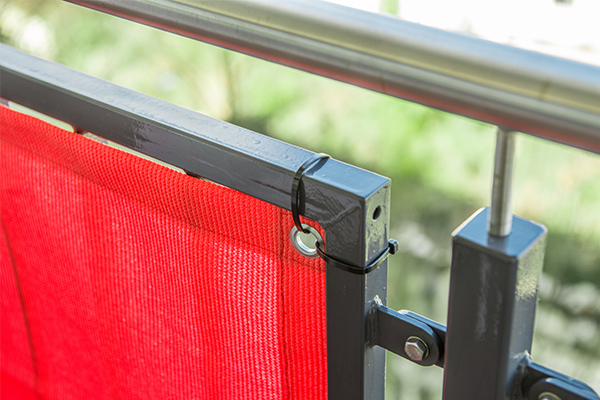 windschutznetz_befestigung_1 Einfache Montage am Geländer, Zaun, etc.