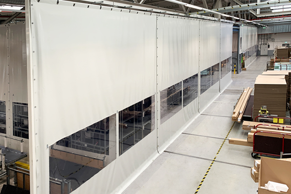 Auf Anfrage mit Fenster statt voll transparent