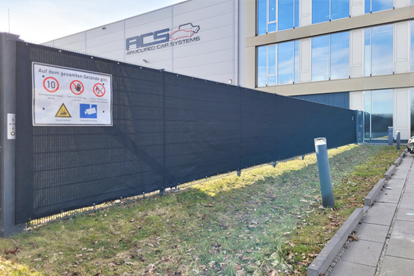 Sichtschutz mit hoher Blickdichte am Zaun gewerblich genutzter Grundstücke