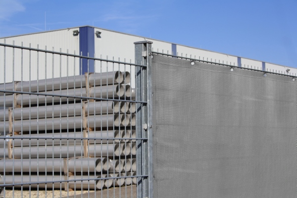200_windschutz_stabmattenzaun Windschutz als Zaunblende am Stabmattenzaun