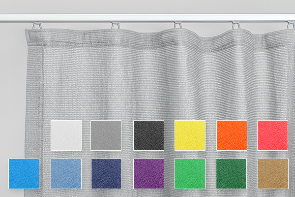 FRESH Material-Check: Robustes HDPE-Kettengewirk für den Außeneinsatz mit Hochdruckreiniger leicht zu säubern. Detail der groben HDPE-Netzstruktur des Outdoor-Vorhangs Fresh mit Gleitern in der Aluminium-Schiene.