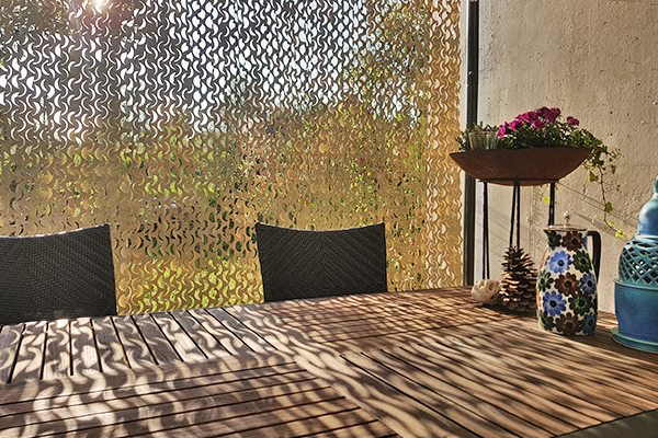 Licht und Schatten - der Outdoor-Vorhang Camouflage schattiert wie Blätter von Büschen und Bäumen. Der Outdoor-Vorhang Camouflage wirkt bei Sonne auf der Terrasse wie der Schatten von Blättern.