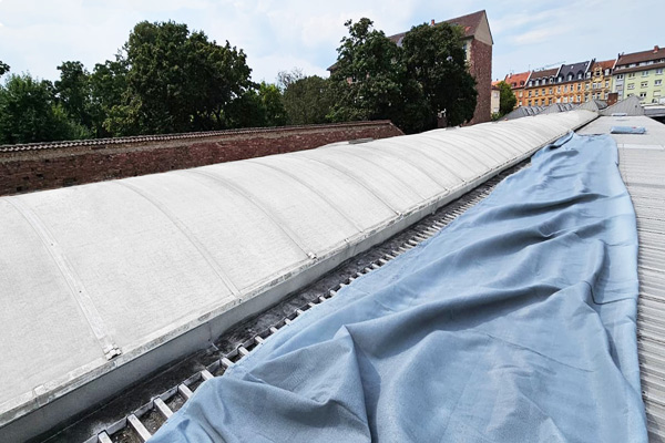 Referenzprojekt: Außenschattierung der Oberlichter bei VW Karlsruhe Referenzprojekt: Außenschattierung der Oberlichter bei VW Karlsruhe