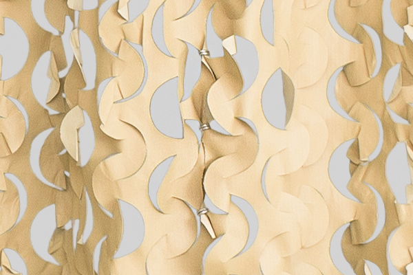 Präzisions-Laser-Schnitt: Die Wellenstruktur erzeugt das einzigartige Licht- und Schattenspiel unseres Camouflage-Vorhangs. Detailansicht der präzisen Laser-Wellenschnitte im Camouflage-Gewebe für einen natürlichen Blättervorhang-Effekt und dekoratives Lichtspiel.