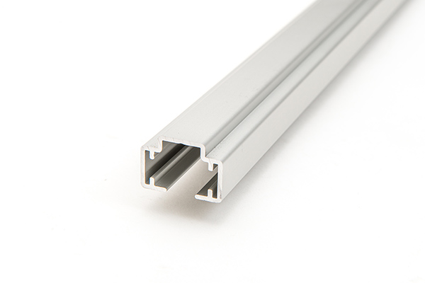 Langlebiges Schienensystem: Hochwertiges Aluminium-Profil mit speziellem und belastbarem Querschnitt für Gentle Outdoor-Vorhänge. Querschnitt einer robusten wetterfesten Aluminium-Führungsschiene in silber eloxiert für die Montage von Gentle Outdoor-Vorhängen.