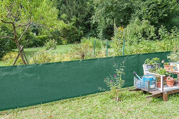 Der Sichtschutz nach Maß mit Ösen im Garten