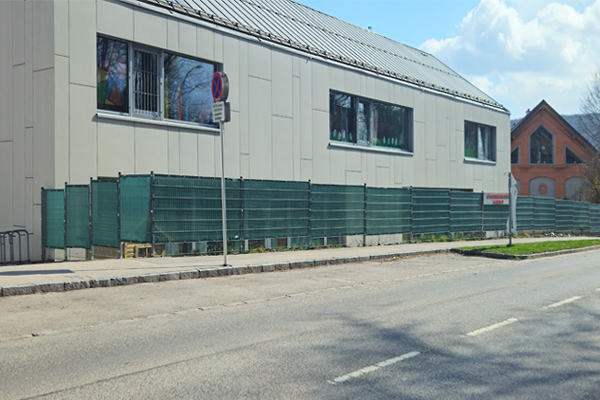 Sichtschutzzaun grün an einem Stabmattenzaun befestigt Sichtschutzzaun in der Marktgemeinde Mauerbach