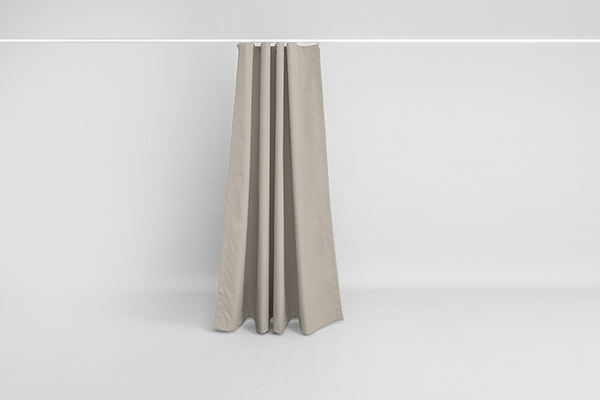 Raffbarer Sichtschutz: Der Gentle Outdoor-Vorhang im gerafften Zustand. Zusammengeschobener Outdoor-Vorhang Gentle nach Maß in Beige zur Demonstration der Stoff-Raffung und erhöhten Materialdichte.
