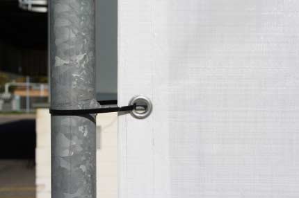 bauzaunplane_oesen Befestigung mit Kabelbindern