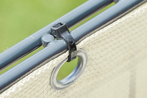 Hochwertige Sichtschutz-Materialien mit Ösen für den Gartenzaun