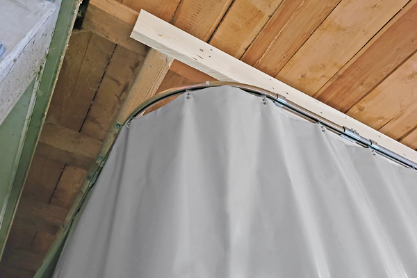 Hallenabtrennung mit Schienen-Bogen 90°
